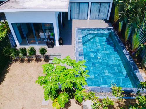 an overhead view of a swimming pool next to a house at Villa có hồ bơi riêng tại Lang Phuoc Hai 