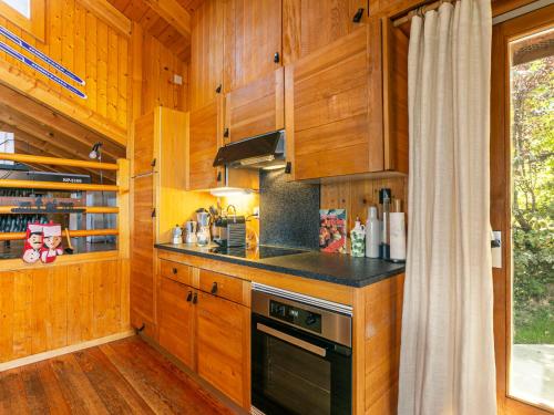 Chalet Chalet Mayens by Interhomeにあるキッチンまたは簡易キッチン