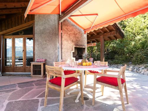 Chalet Chalet Mayens by Interhomeにあるバルコニーまたはテラス