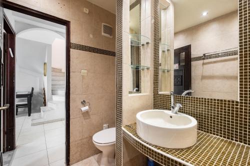 een badkamer met een wastafel en een toilet bij relaxing duplex in ashdod by torohome in Ashdod
