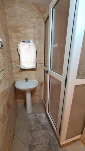 La petite salle de bains est pourvue d'un lavabo et de toilettes. dans l'établissement Bel Appartement, à Oujda