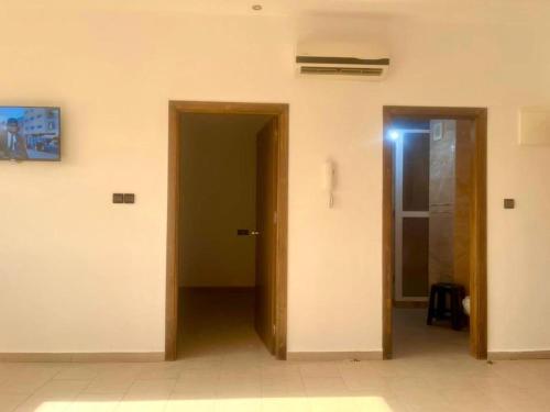 une pièce vide avec deux portes dans un bâtiment dans l'établissement Bel Appartement, à Oujda