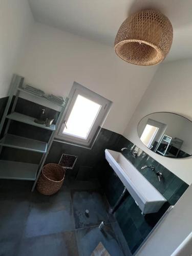 une salle de bain avec un lavabo et un miroir dans l'établissement La bergerie de Polly, à Sainte-Hélène