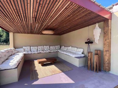 - un salon avec des canapés blancs et un plafond en bois dans l'établissement La bergerie de Polly, à Sainte-Hélène