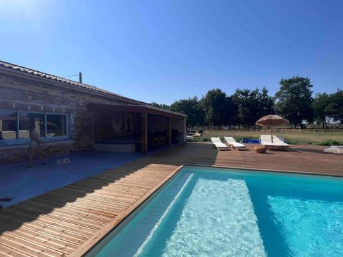 une maison avec une piscine à côté d'un bâtiment dans l'établissement La bergerie de Polly, à Sainte-Hélène