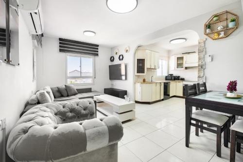 a living room with a couch and a table at relaxing duplex in ashdod by torohome in Ashdod