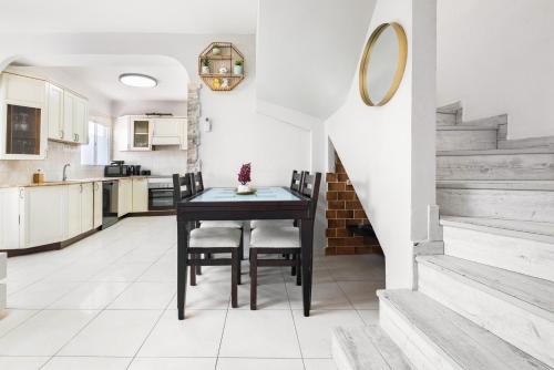 a kitchen and dining room with a table and chairs at relaxing duplex in ashdod by torohome in Ashdod