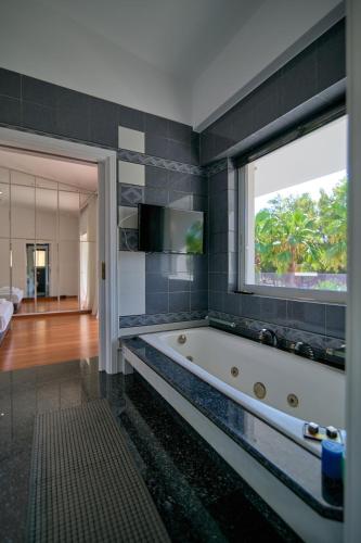 Luxury Villa with Pool, BBQ & Garden in Vouliagmeni