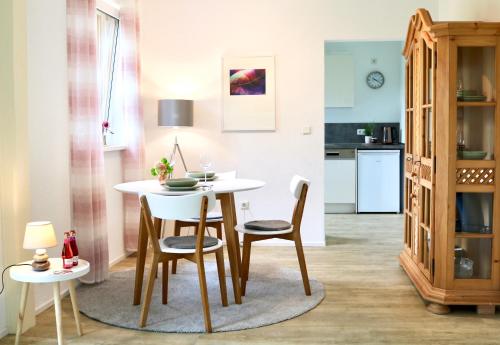 a kitchen and dining room with a table and chairs at Ferienwohnung Bliestalglück in Oberthal