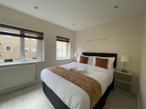 Un dormitorio con una cama grande y una ventana en Islington Town House, en Londres