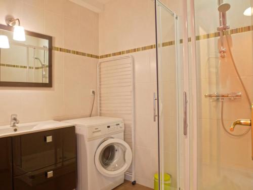 ein Bad mit einer Waschmaschine und einer Dusche in der Unterkunft Appartement Le Palais, 2 pièces, 3 personnes - FR-1-418-95 in Le Palais