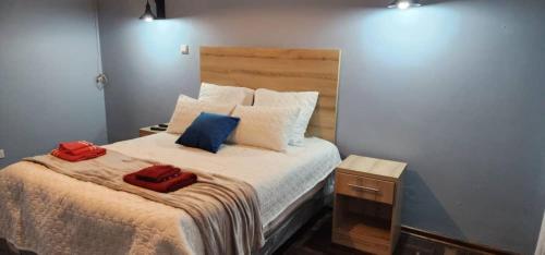 Tempat tidur dalam kamar di Lovely 3 bed in Mount Pleasant - 2153