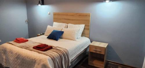 KingsmeadにあるLovely 3 bed in Mount Pleasant - 2153のベッドルーム1室(赤い枕2つ付)