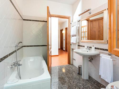 La salle de bains est pourvue d'une baignoire, d'un lavabo et de toilettes. dans l'établissement Cozy Apartment in the heart of Chianti (free Parking), à Pieve di Panzano