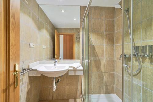 uma casa de banho com um lavatório e um chuveiro em iloftmalaga Pinares de San Antón em Málaga