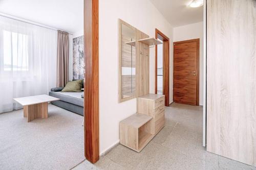 Apartments by Pyramide: Sylvestr في براتيسلافا: غرفة معيشة مع حقيبة درج وأريكة