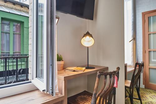 a desk on a balcony with a window at Greet Boulogne Billancourt Paris in Boulogne-Billancourt