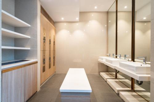 een badkamer met 2 wastafels en 2 spiegels bij D1 Mension Luxury Apartment - Rooftop Pool - Saigon Centre in Ho Chi Minh-stad