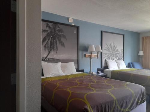 Postel nebo postele na pokoji v ubytování Super 8 Motel by Wyndham near Fort Lauderdale Arpt