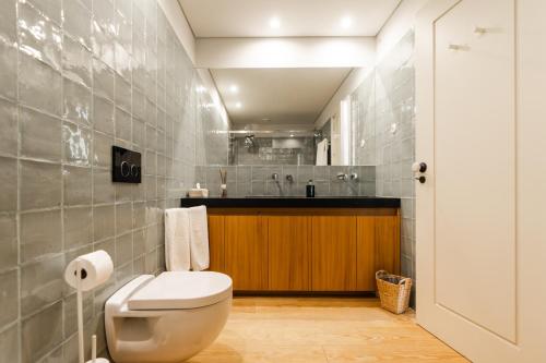 a bathroom with a toilet and a sink at Quinta Dona Matilde in Peso da Régua
