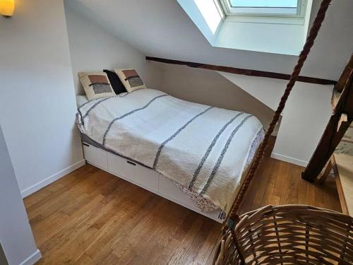 sypialnia z łóżkiem na poddaszu w obiekcie Sous les toits de Cahors w mieście Cahors