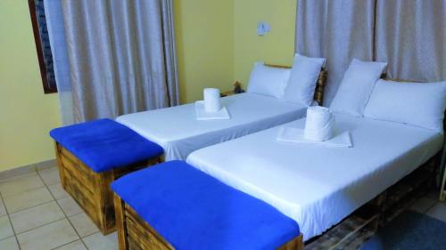 Tempat tidur dalam kamar di Lux Suites Mtwapa Holiday Home