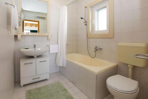 Koupelna v ubytování Apartments Mel