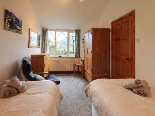 アンブルサイドにあるGale Lodge Cottageのベッドルーム1室(ベッド2台、窓付)