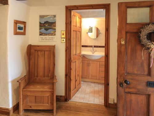 アンブルサイドにあるGale Lodge Cottageのバスルーム(シンク、木製のドア付)