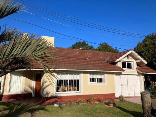 una casa con una palmera delante de ella en Casa Valeria del mar en Ostende