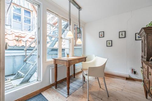 a dining room with a table and a window at fewo1846 - Altes Steuermannhaus - uriges Reihenhaus mit 2 Schlafzimmern in der Altstadt in Flensburg
