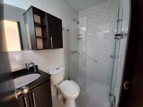 a bathroom with a toilet and a glass shower at Linda Casa de Descanso in Nilo