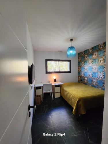 une chambre avec un lit, un bureau et une fenêtre dans l'établissement JOUBLIE TOUT! CALME BORD MER SHOPPING, SPA MÉNAGE LINGE WIFI 2 PARKING INCLUS 8 personnes, à Vias