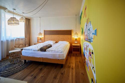 a bedroom with a bed in a room at EdeR FriDa - Tuttiii KomPletti ALL inKlusiv in Maria Alm am Steinernen Meer