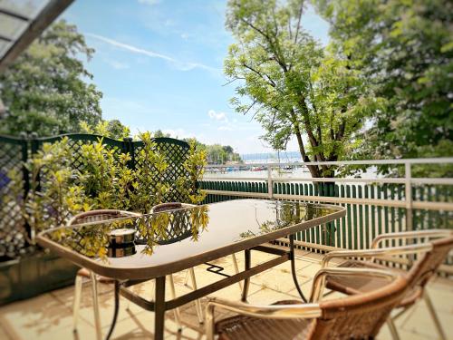 a patio with a table and chairs on a balcony at Seespitz Gästehaus in Herrsching am Ammersee