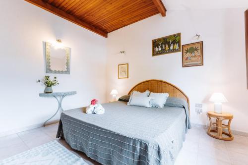 a bedroom with a bed and a wooden ceiling at Soberania in Pula