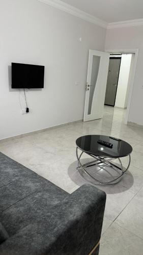 HAYAL SUİTE'S في أماصيا: غرفة معيشة مع طاولة قهوة سوداء وتلفزيون