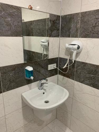y baño con lavabo y espejo. en HAYAL SUİTE'S, en Amasya