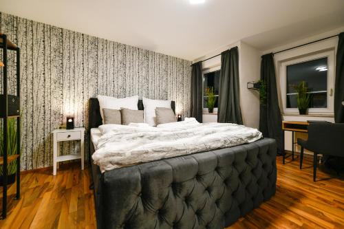 a bedroom with a large bed in a room at Exklusives-City-Apartment mit gratis Tiefgarage, Balkon, Waschtrockner, Netflix in Cottbus