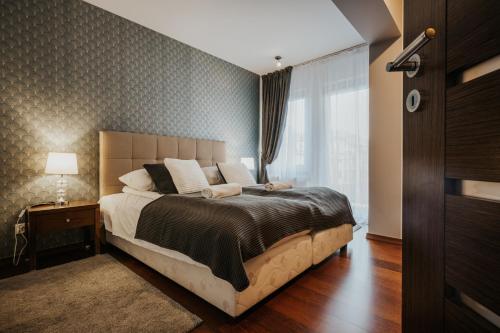 En eller flere senge i et værelse på VisitZakopane - Pacyfik Spa apartment
