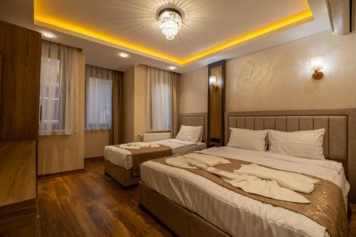 um quarto de hotel com duas camas num quarto em HOPEFULL HOTEL em Istambul