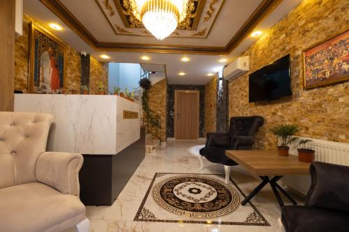 un vestíbulo con sillas y una mesa en un edificio en HOPEFULL HOTEL en Estambul