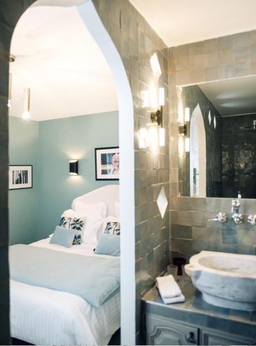 a bathroom with two beds and a sink at La Maison Ruffinoise in Sainte-Ruffine