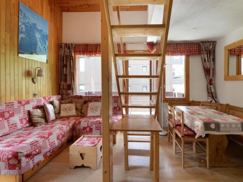 - un salon avec un canapé et des lits superposés dans l'établissement Appartement chaleureux skis aux pieds x5, balcon, mezza, Belle Plagne - FR-1-181-2180, à La Plagne Tarentaise