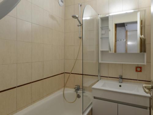 une salle de bain avec une baignoire, un lavabo et une douche dans l'établissement Appartement chaleureux skis aux pieds x5, balcon, mezza, Belle Plagne - FR-1-181-2180, à La Plagne Tarentaise