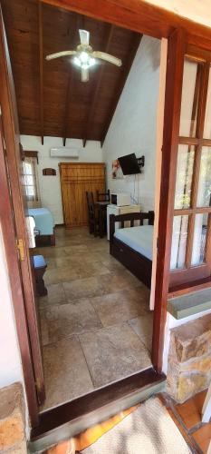 特玛斯德戴曼Termas Posada del Siglo XIX的配有床、桌子和天花板的房间