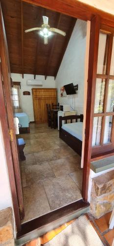 um quarto com uma cama, uma mesa e um tecto em Termas Posada del Siglo XIX em Termas del Daymán