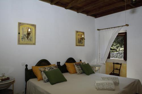 een slaapkamer met een bed en een raam bij Lili's - Alojamento Local in Monsanto