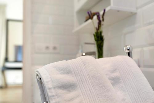un asciugamano appeso a un portasciugamani in bagno di Casa Camino La Estrella a Breña Alta