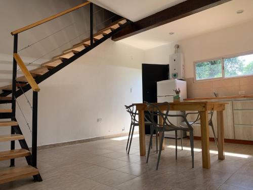 サンタ・ロサ・デ・カラムチタにあるAromas del Valleの家の中の階段のあるキッチンとダイニングルーム